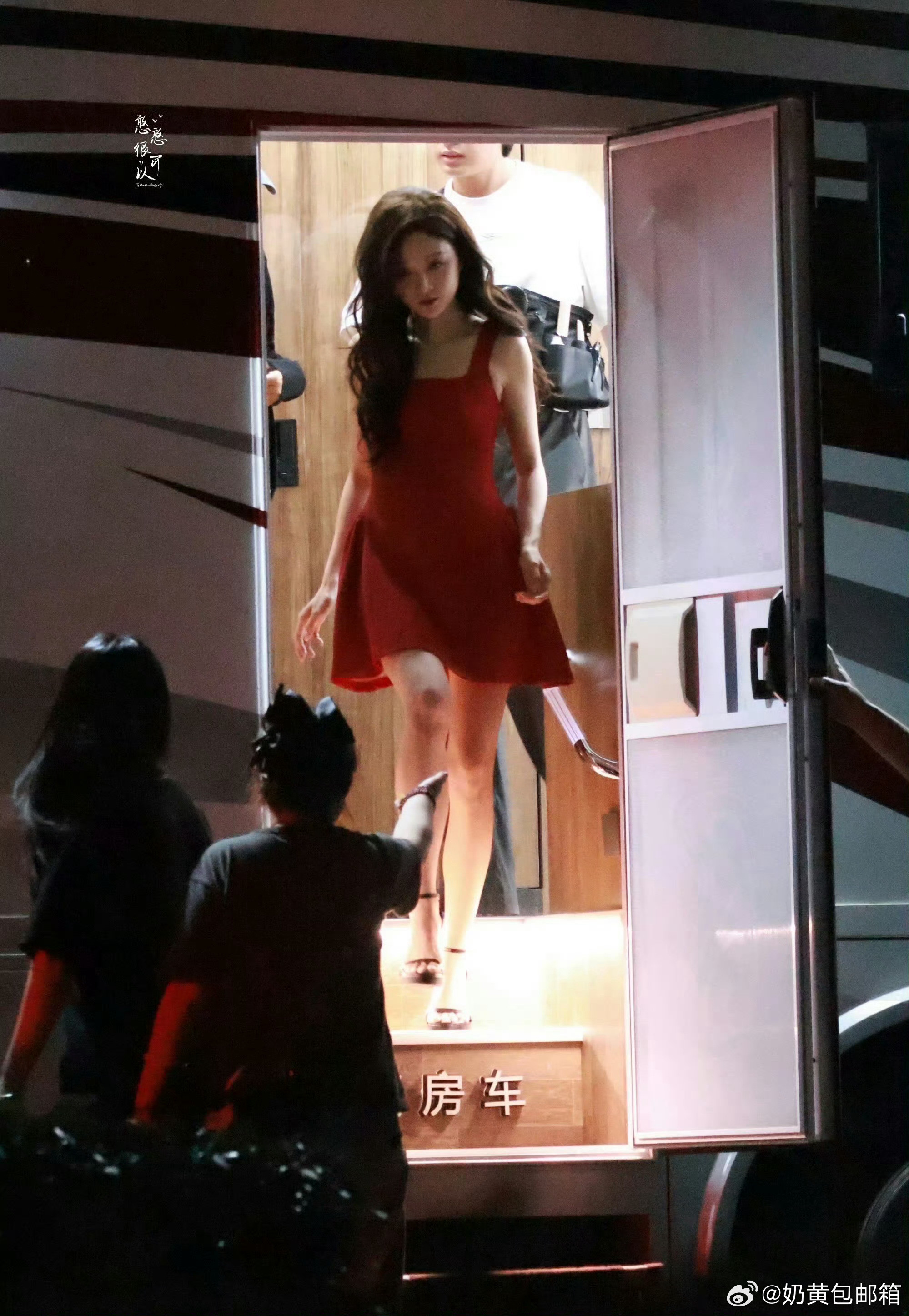 吴宣仪有戏红裙造型完全是闪闪发光的女明星。​​​