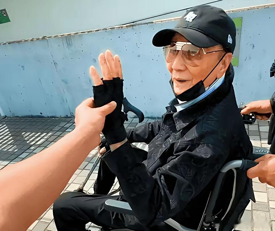 谢贤的养老生活堪称港圈传奇。89岁的他身边有四名工人24小时轮班守护，谢霆锋每周