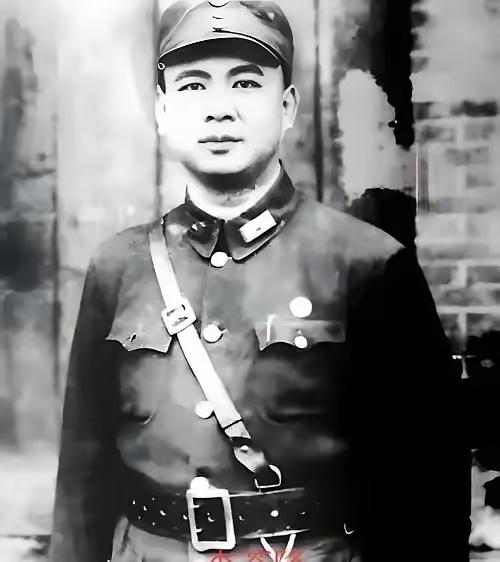 1950年，李苍降在台湾不幸被捕，敌人为了让他屈服，就叫来了他怀孕的妻子，指着她