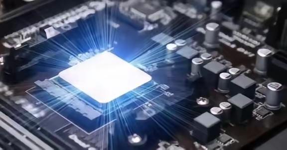 美国同意英伟达的芯片只要回到国内建厂，就能卖给中国。一出政策，中国立马反击：只要