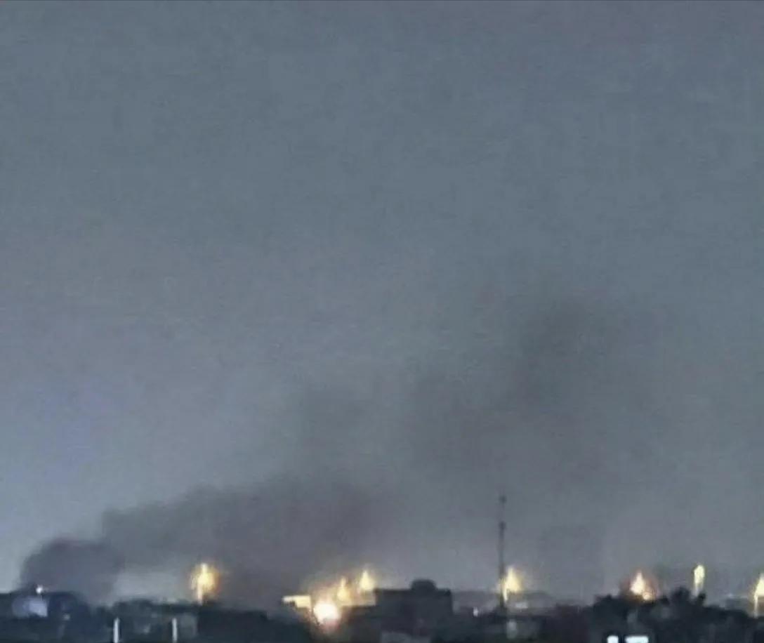 位于伊拉克首都巴格达的美军维多利亚空军基地昨晚又冒烟了，因为伊拉克什叶派民兵组织