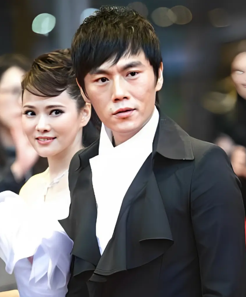 2008年，张宇提醒好朋友庾澄庆：“你老婆伊能静，你可要当心。”庾澄庆一怒之下，