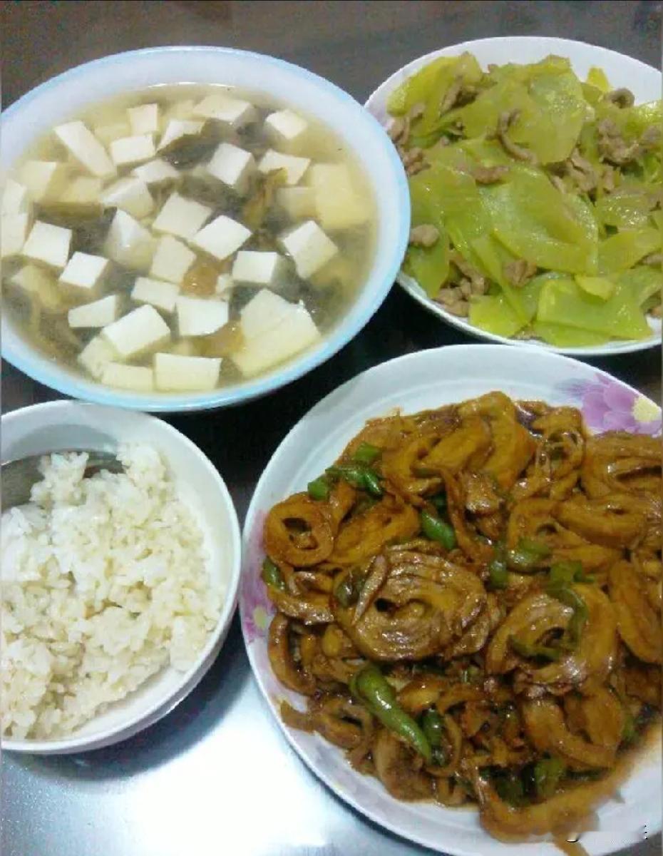 你身边一定有那种，三年没碰过一粒晚饭，照样每晚跑5公里的“狠人”朋友。她的体重