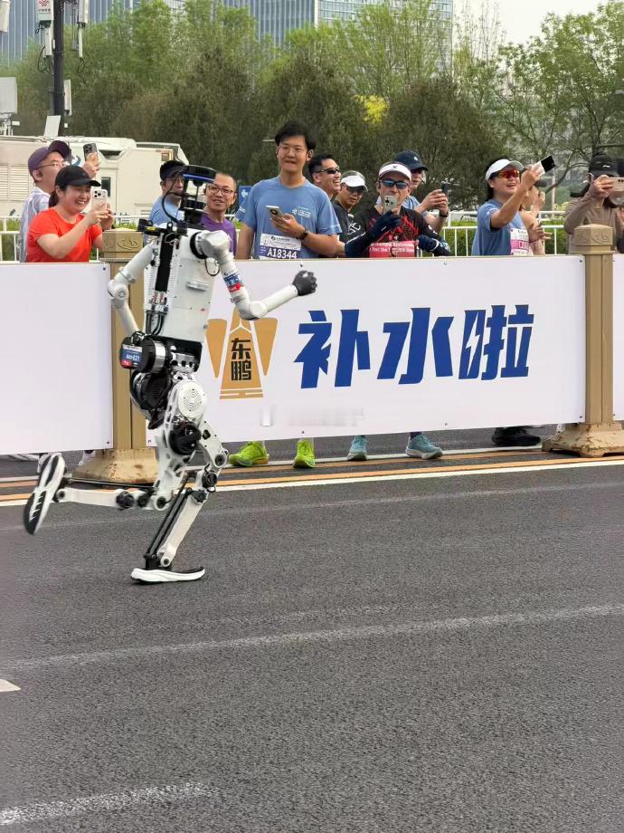 机器人半马能跑进1小时吗北京亦庄机器人半马荣耀机器人刚才已经完成比赛，跑进1小