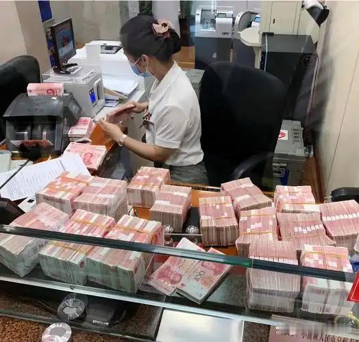 黑龙江一男子打算将三千万元存银行，银行承诺定期3年的利息为4%，相当于每年能拿1