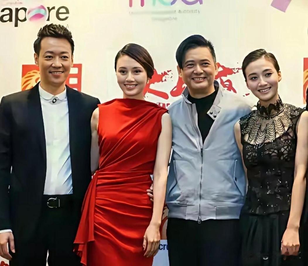 这张四位大明星的同框照，有两处令人意想不到：其一，没想到辛柏青的个子比周润发还