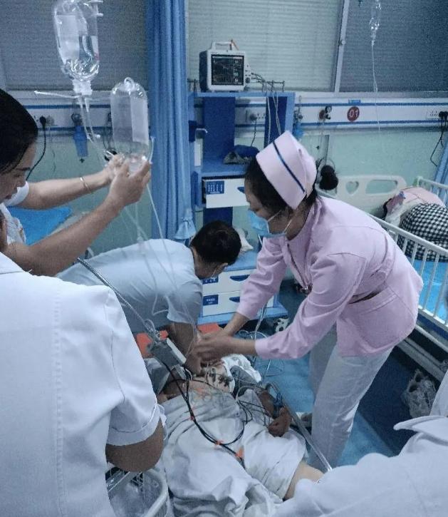 虎毒不食子！青岛9岁男孩因为玩游戏充钱，竟被用爸爸拿电线殴打。3个小时后，妈妈下