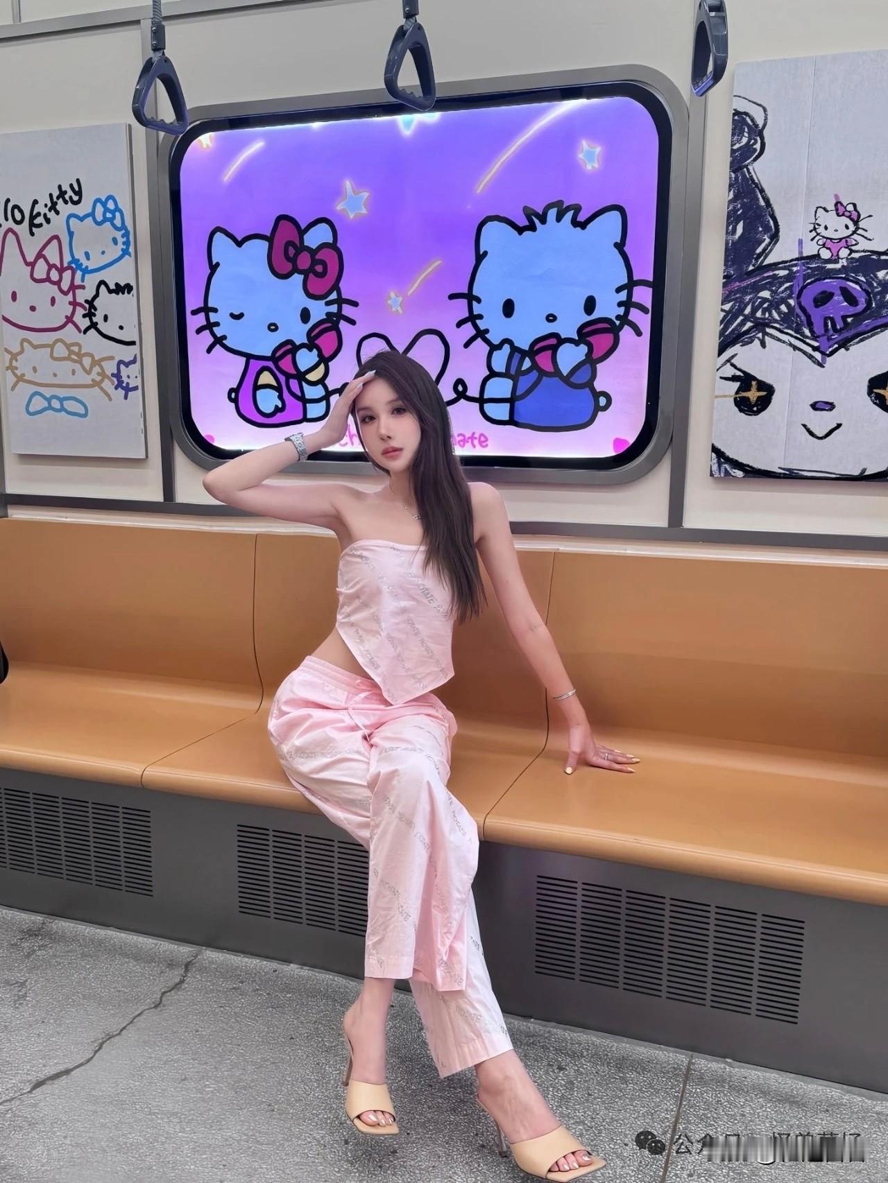 少女心满满，地铁上的HelloKitty时光！女人穿裙子配什么鞋显得更有品味?