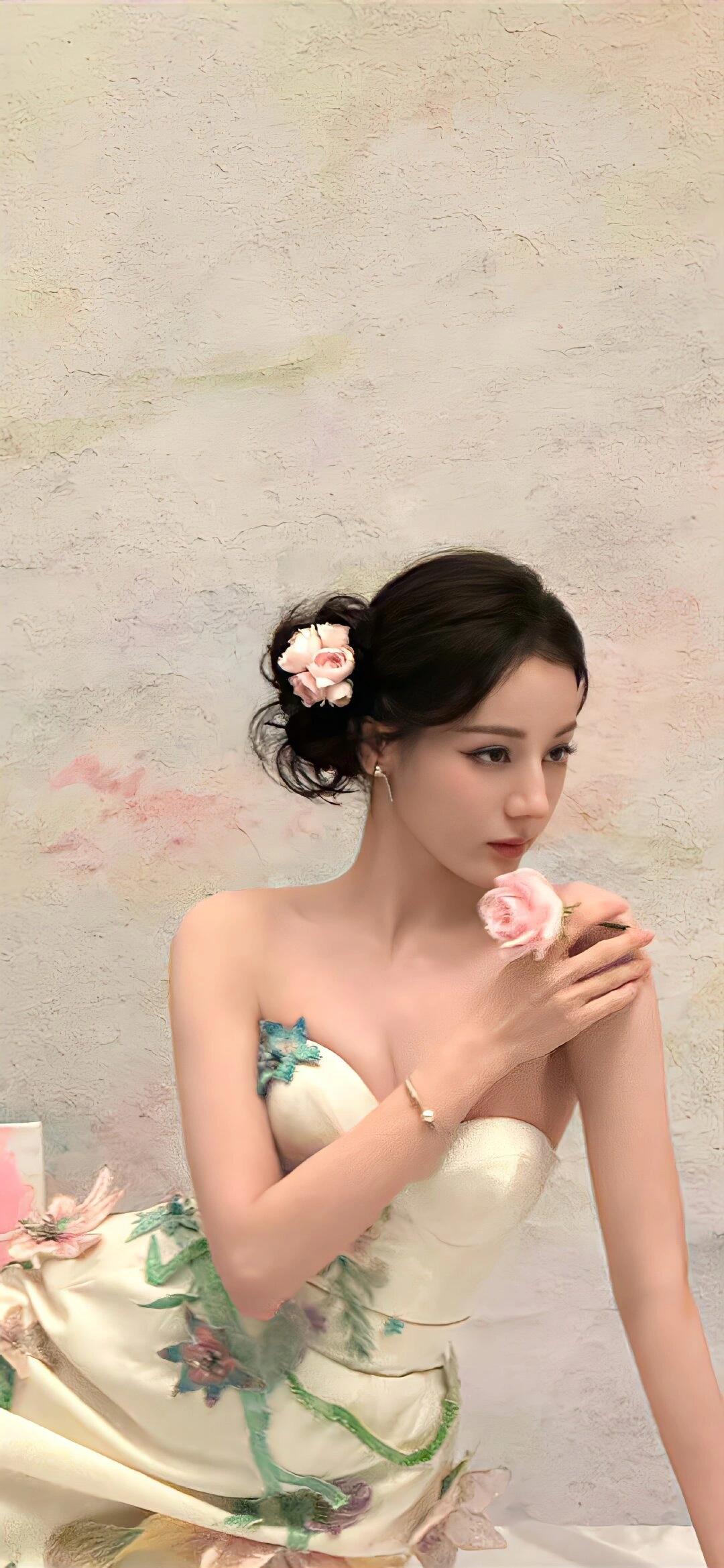 迪丽热巴画布上的玫瑰她把玫瑰别在发间也别在画布的留白处调色盘晕开的粉