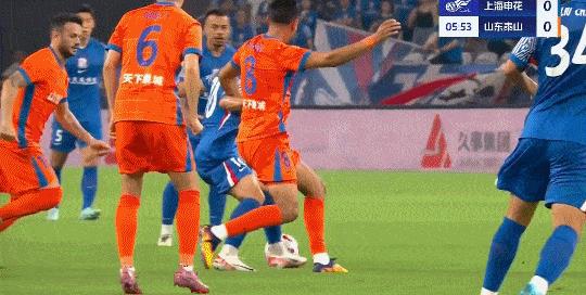 申花球员踩到了马德鲁加的脚，买买提江：不犯规！禁区内泰山球员传球打在马纳法手臂