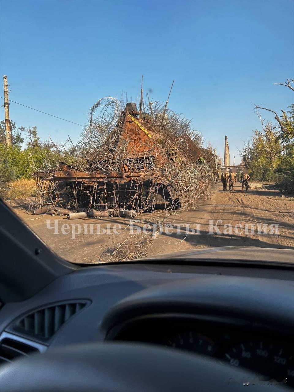 俄军一辆“新型龟甲坦克”。装甲车俄罗斯新形装甲轻型装甲车防弹装甲车虎