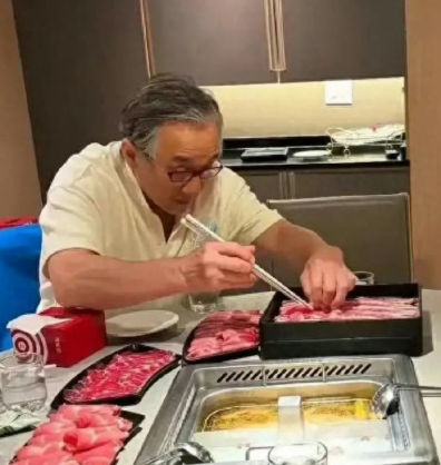 海底捞偶遇成龙吃火锅，人不是慢慢变老的，是突然变老​​​