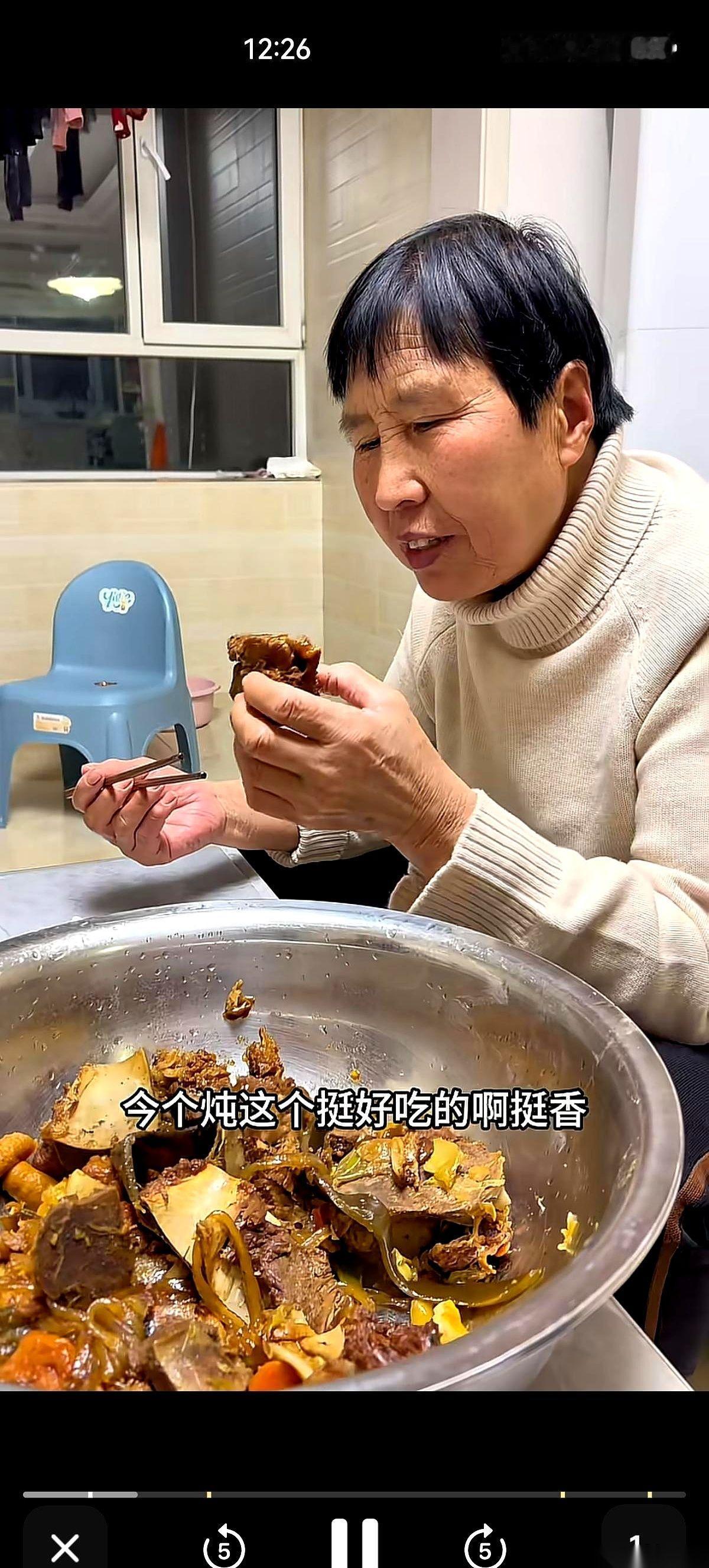 你说逗不逗，一辈子心心念念指望的儿子，到老了，屁用没有。反倒是当初不怎么上心的