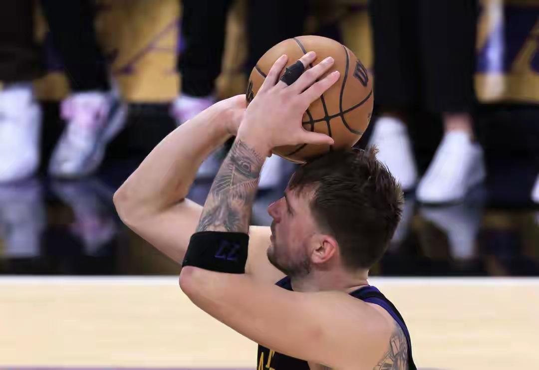 裁判，湖人胜灰熊，难看!罚球，一人顶一队，奇迹，湖人主场，裁判难看，灰熊惜败，