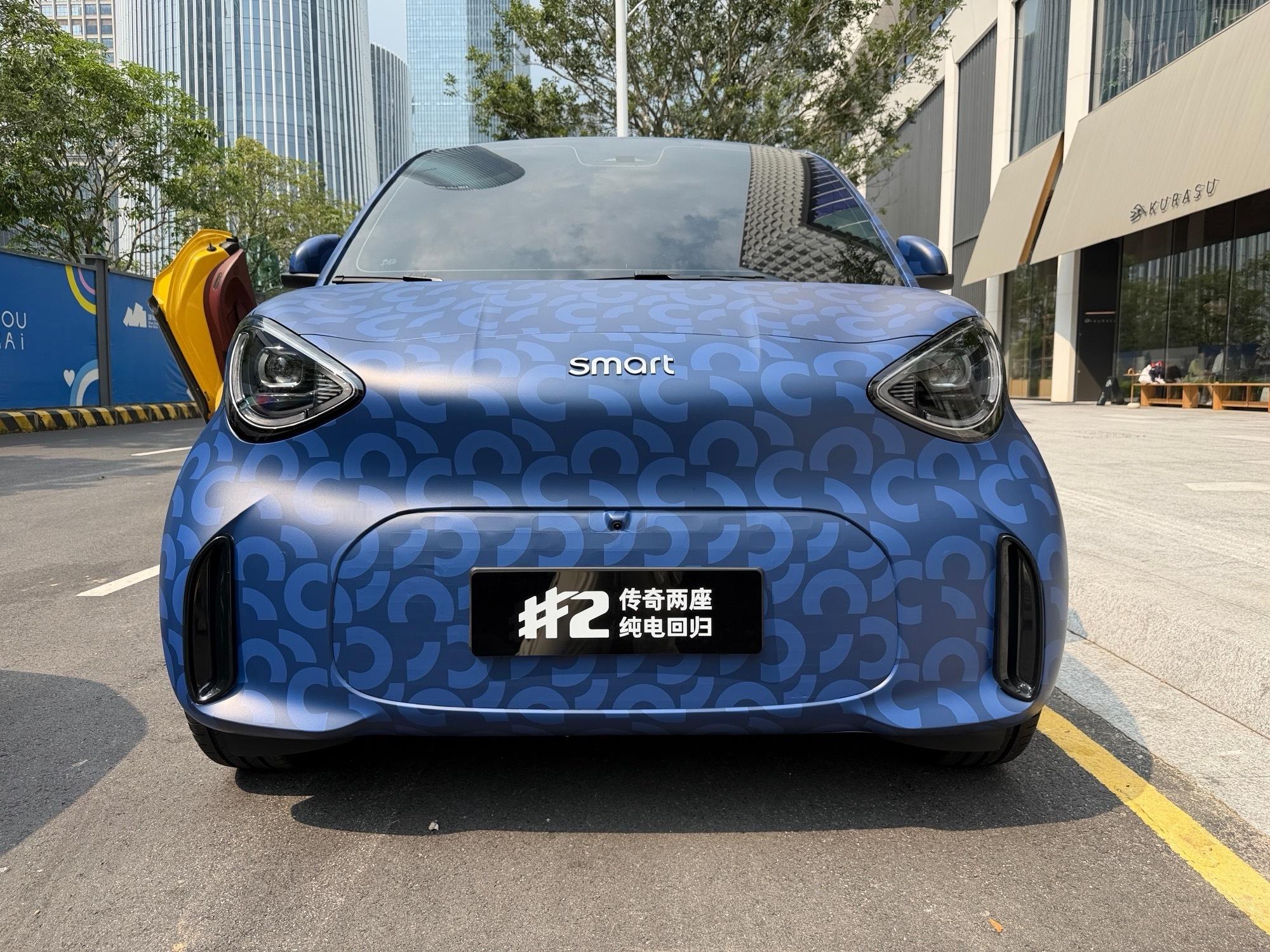 我们公司的同事前几天才拍完燃油版的末代双门smart，没想到这么巧今天在路边遇到