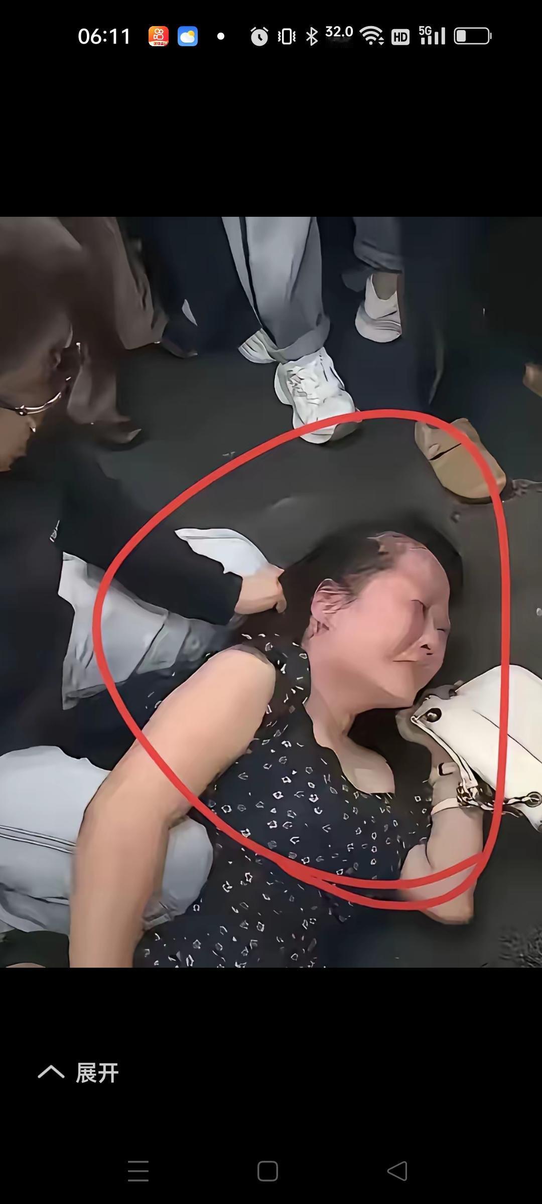 又是一起原配捉小三的戏码。这个小三被原配当街扒了裤子，原配还用手死死拉着她的头