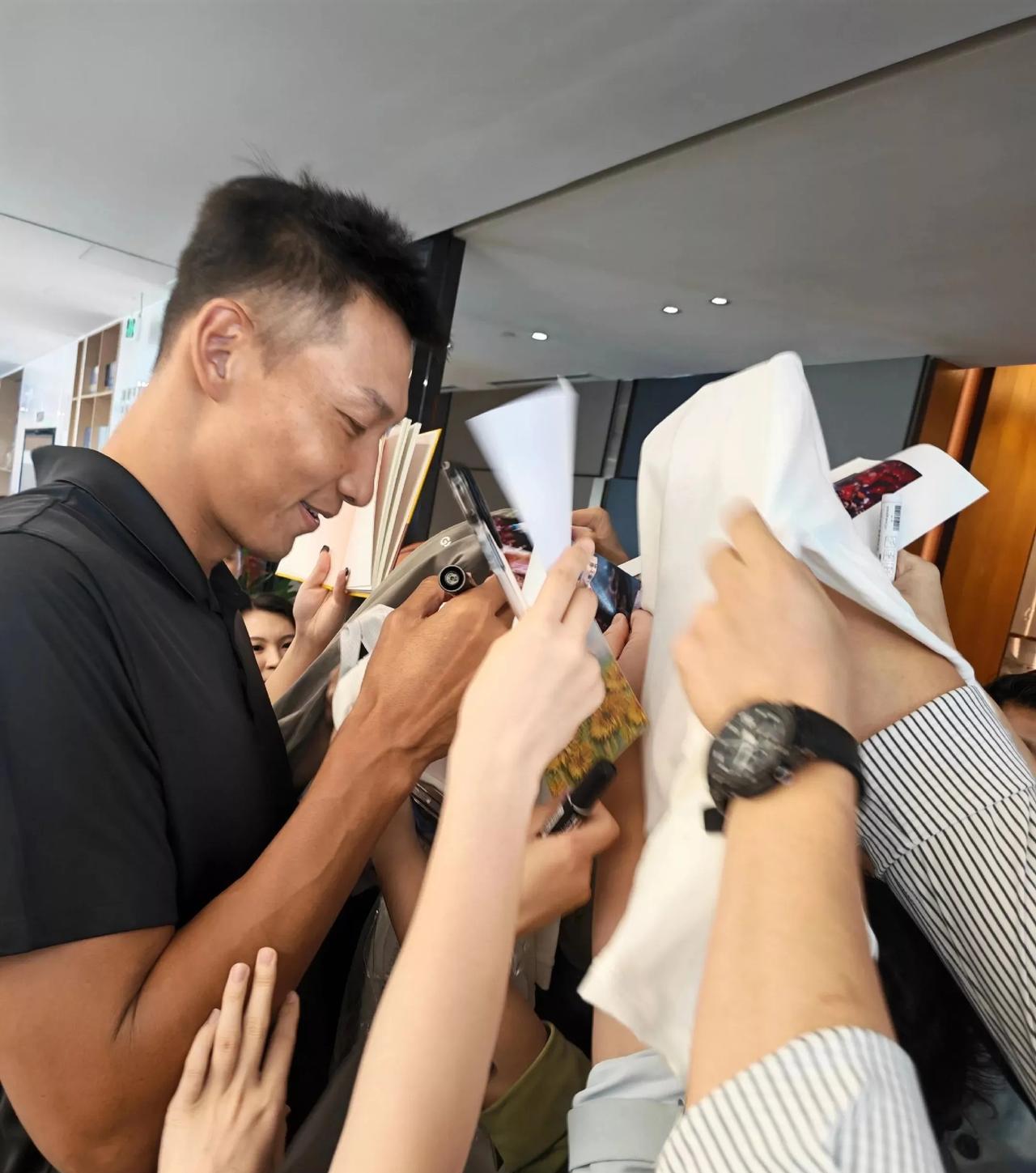 不得不说！易建联的流量还是杠杠的，退役后热度还是如此之高，希望郭艾伦退役也像阿联