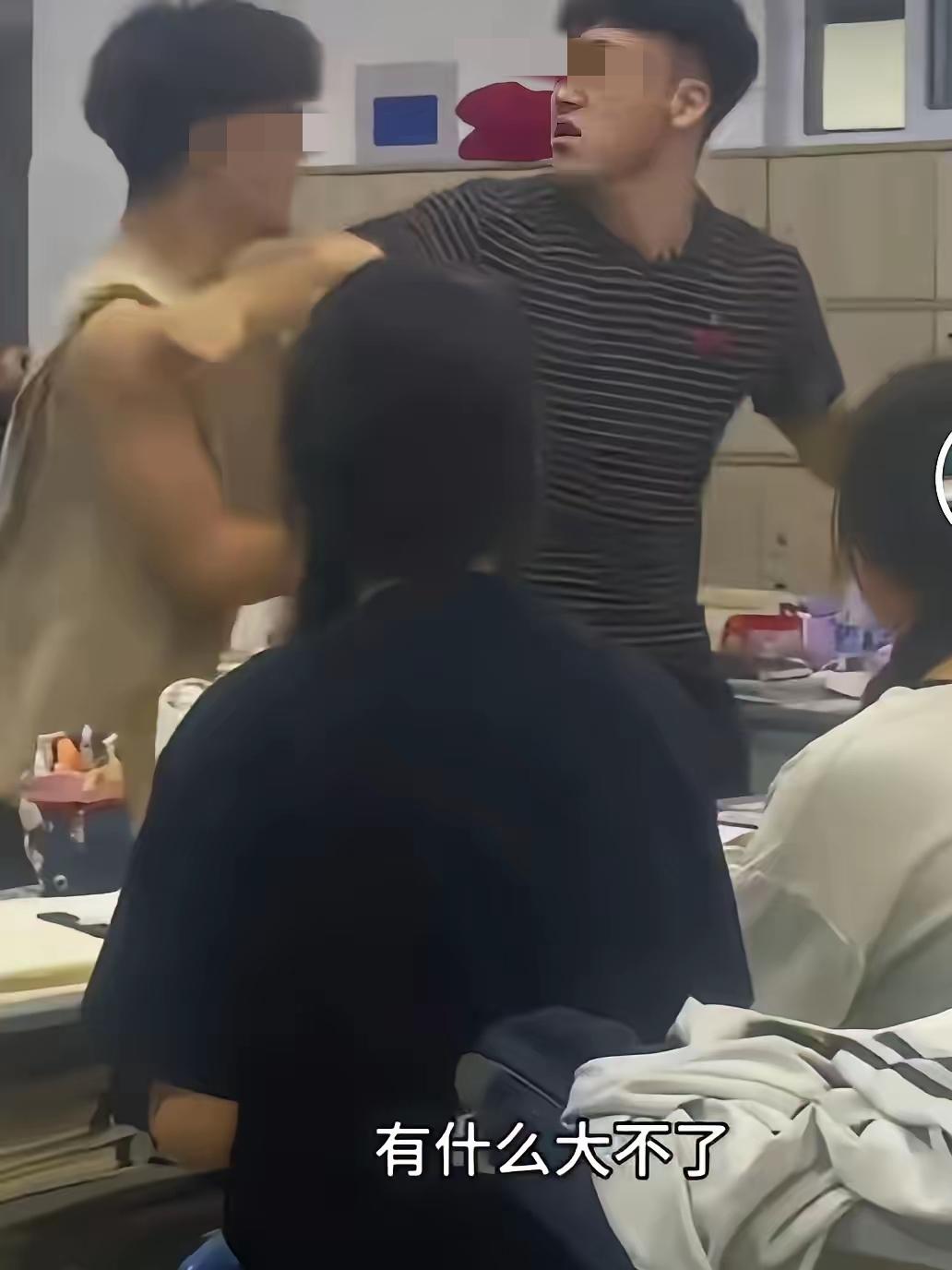 浙江一名男老师因为离婚情绪低落，患上了抑郁症，想请假休养一段时间，临走前，他去班