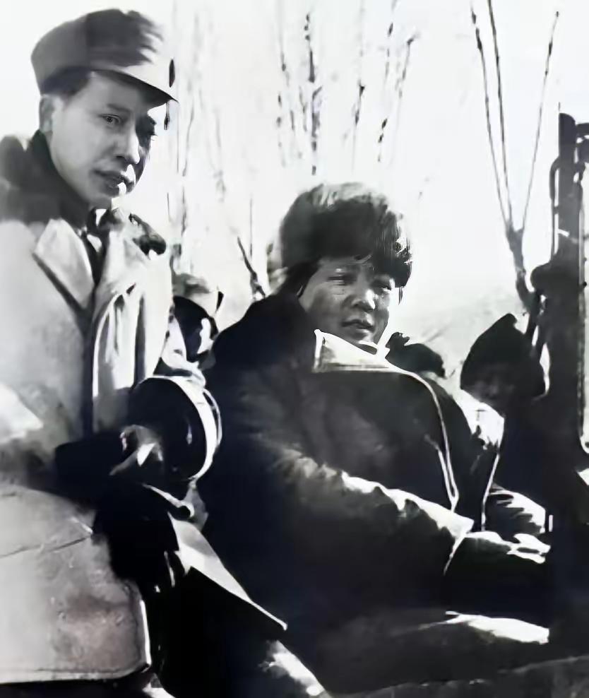 1947年，伟人乘车外出，一大队大队长龙飞虎（老警卫员）坐在伟人身边。因为保卫工