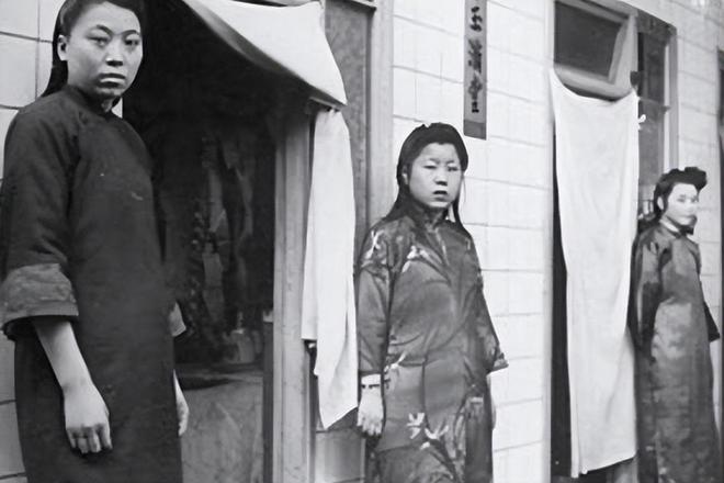 民国妓女回忆：老鸨有一个习惯，每天晚上都要跑到每个妓女的屋里，蹲下身去敲屋里的地