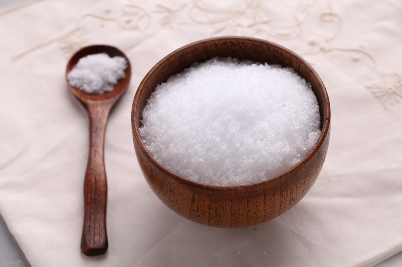 医生提醒：与慢性肾病患者共餐，这4个限盐限蛋白技巧，减轻负担很多家庭在做饭这