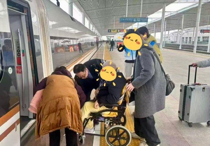 @上铁合肥客运段官微说，3月22日，G1741次列车在徐州东站准备发车时，乘务