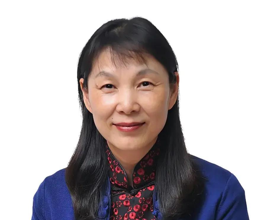 杜建英这辈子隐忍，为了宗庆后的事业倾注一生心血。刚毕业不久，就辞掉国企工作，毅