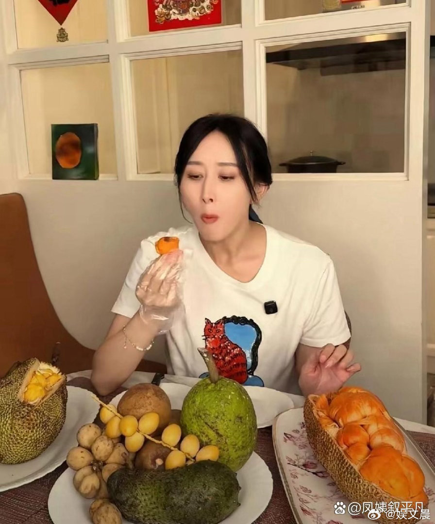 胡静摆上满满一桌马来西亚特色水果，好多品种平时都很少见到，真是大开眼界！​​​