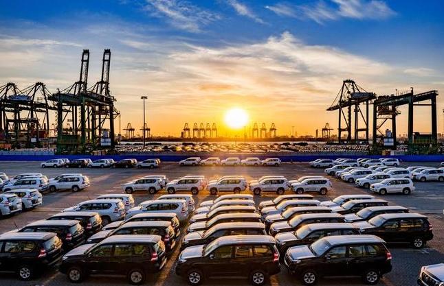 反制说到就到！特朗普宣布，100%关税封杀中国汽车，话音刚落，中国减持77亿美债