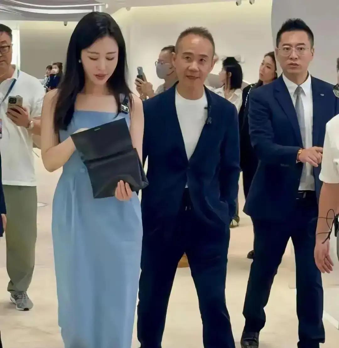 王石在节目里被问怕不怕田朴珺跑，他沉默几秒说“她随时可以走”72岁地产大佬把婚姻