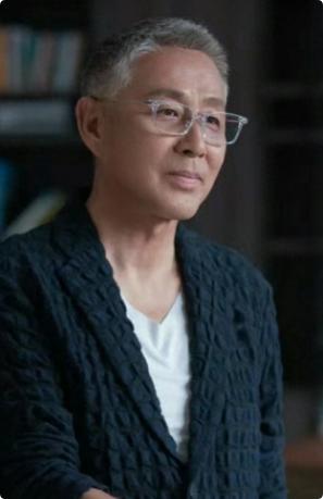 陈道明曾说过一段很通透的话：“奉劝老年朋友，年龄到了八十岁左右的时候，最好是非