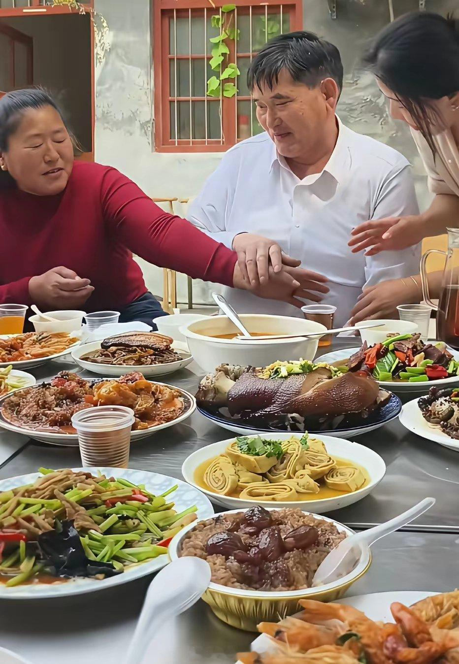 大衣哥、大衣嫂与美女聚餐，卤肘子、大虾、菜肴、甜饭等，大衣嫂见美女把手搭在大衣哥