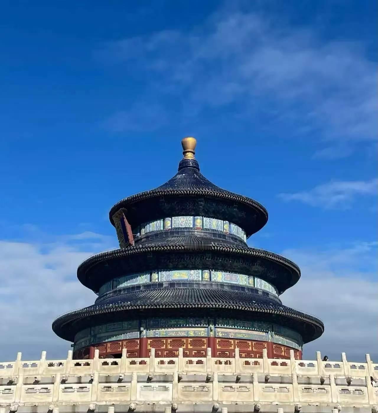 天坛不是庙，没神像，也不许人跪着求。它就是一圈圈石头台子，一条笔直的砖路，还有