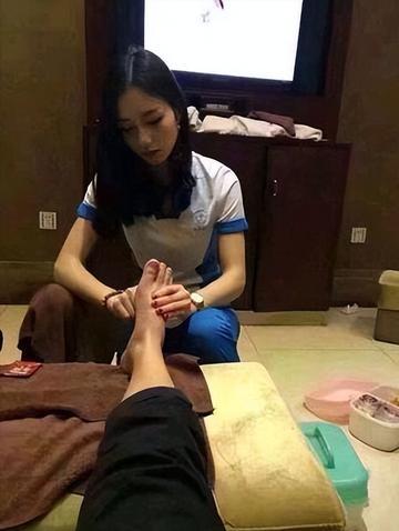 跟干了三年足浴的姐妹蹲路边撸串唠嗑，她吐槽干这行累手累腰都是小事，天天提防客人揩