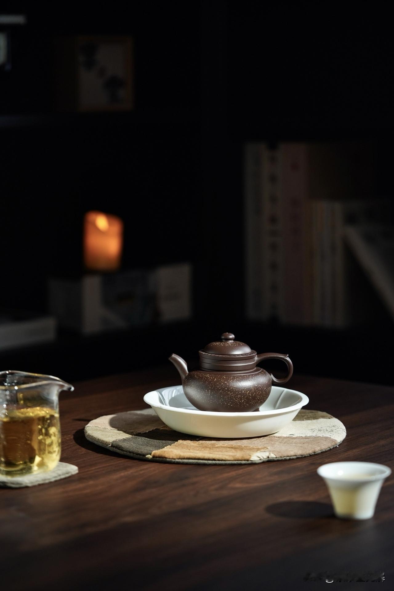 机车壶到底咋回事？小张：李师傅，现在市面上好多“纯手工”紫砂壶，价格便宜得很，