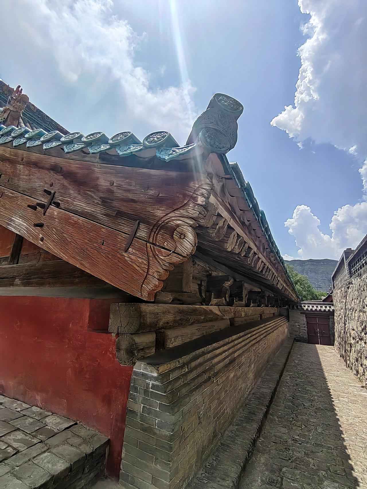 旅行中的小乐趣山西太原窦大夫祠因为从低到高的布局模式所以从后面可以很容易摸