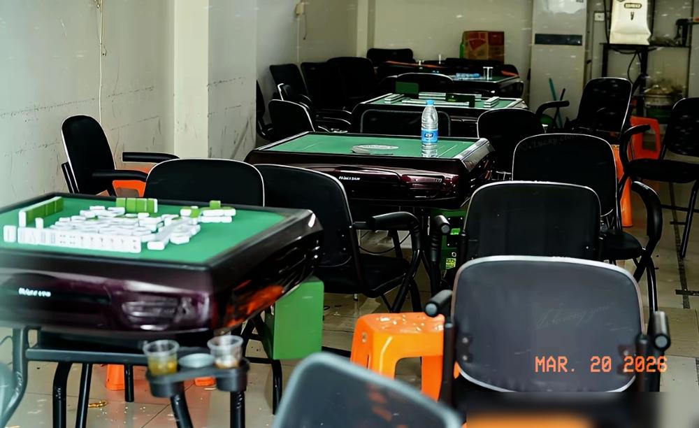 麻将馆里刚输三百的大哥，火急火燎冲去厕所。同桌牌友调侃他去改运作法。结果