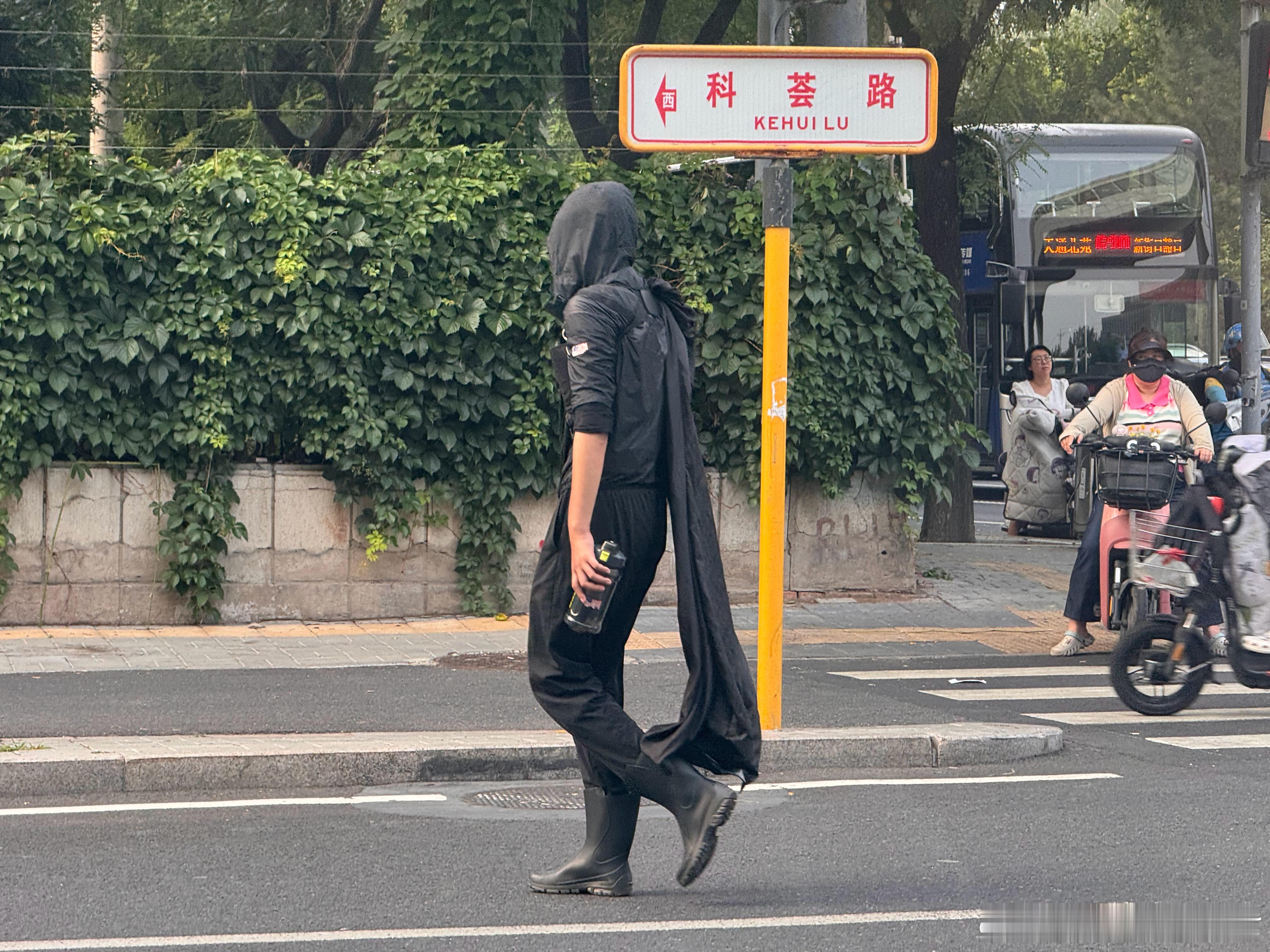 北京出门像被牛舔了一口哈哈哈哈哈哈没错天天说下雨天天就掉点啥时候是个头？？？？