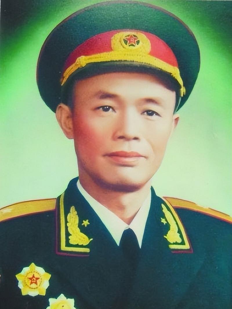 1967年，钟伟被人装进麻袋，丢进江水中，他拼命挣扎，才挣脱麻袋上了岸。上岸后，