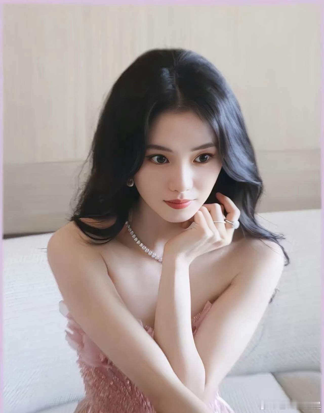 1.很多人说四字是i人，因为他不需要在任何场合去主动社交，采访都可以拒绝，有这个资本。2.杨颖跟井柏