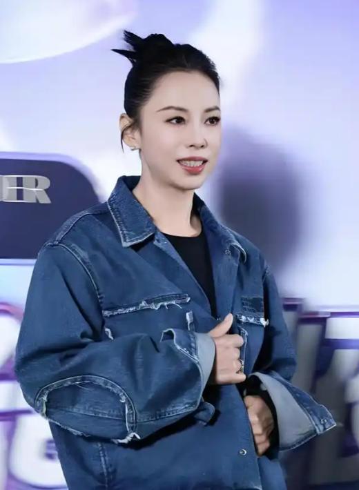 原来不光倪萍自己喜欢整容啊。56岁黄绮珊换脸成功！龅牙没了，腰肢纤细，开演唱