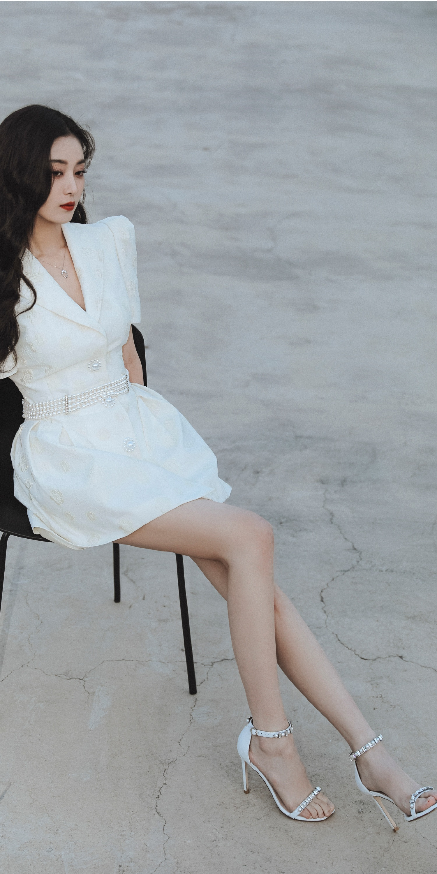 徐艺洋壁纸精选：裙装高跟大长腿，酷飒有型。徐艺洋