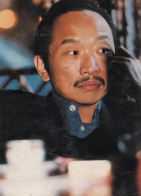 1985年，古龙下葬时，陪葬了48瓶XO酒，朋友蔡澜说：“万一有盗墓贼来偷酒，古