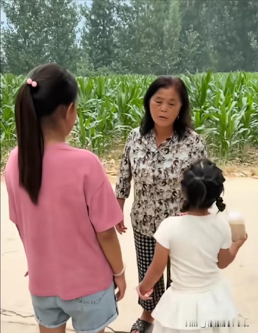 小故事！老壳子过来问小依依吃的啥，小依依说：我吃的雪糕，是我姑拿来的