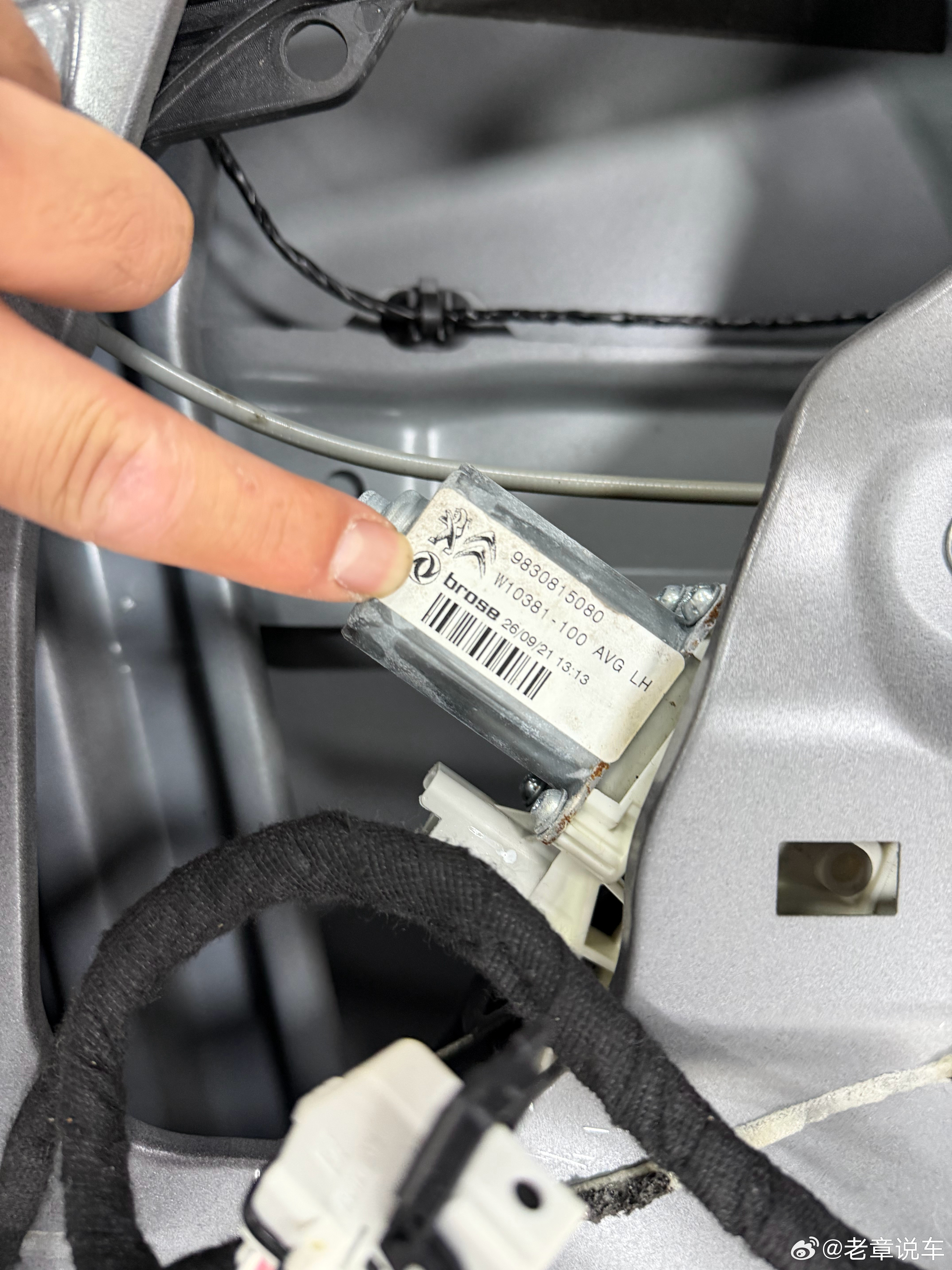 凡尔赛C5X的一个车门，就值得很多品牌学习。一体冲压成型车门。全系标配气压传