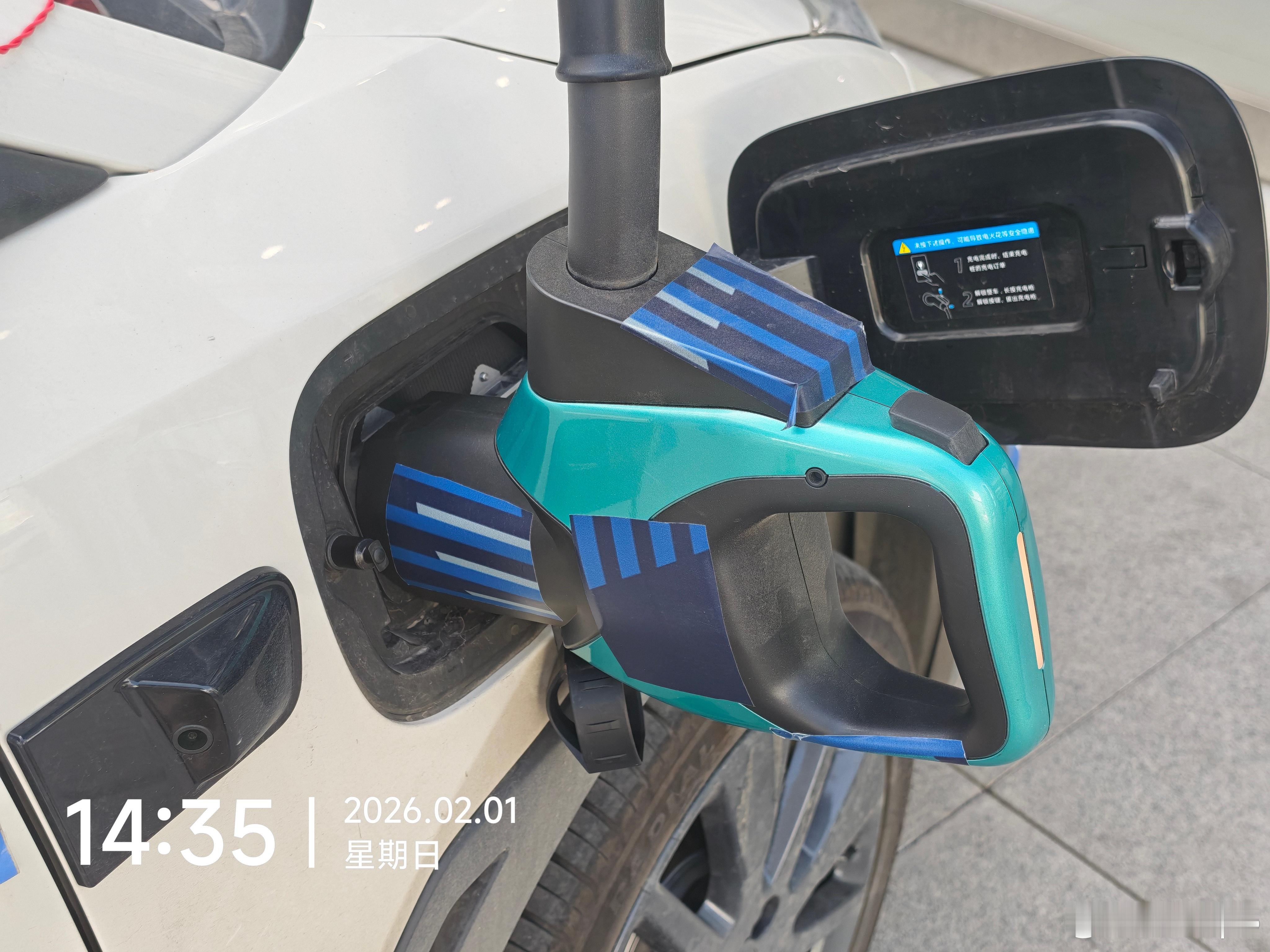 今天去现场仔细盘了一下比亚迪的新一代兆瓦闪充，还是很有意思的一代产品。最独特的是