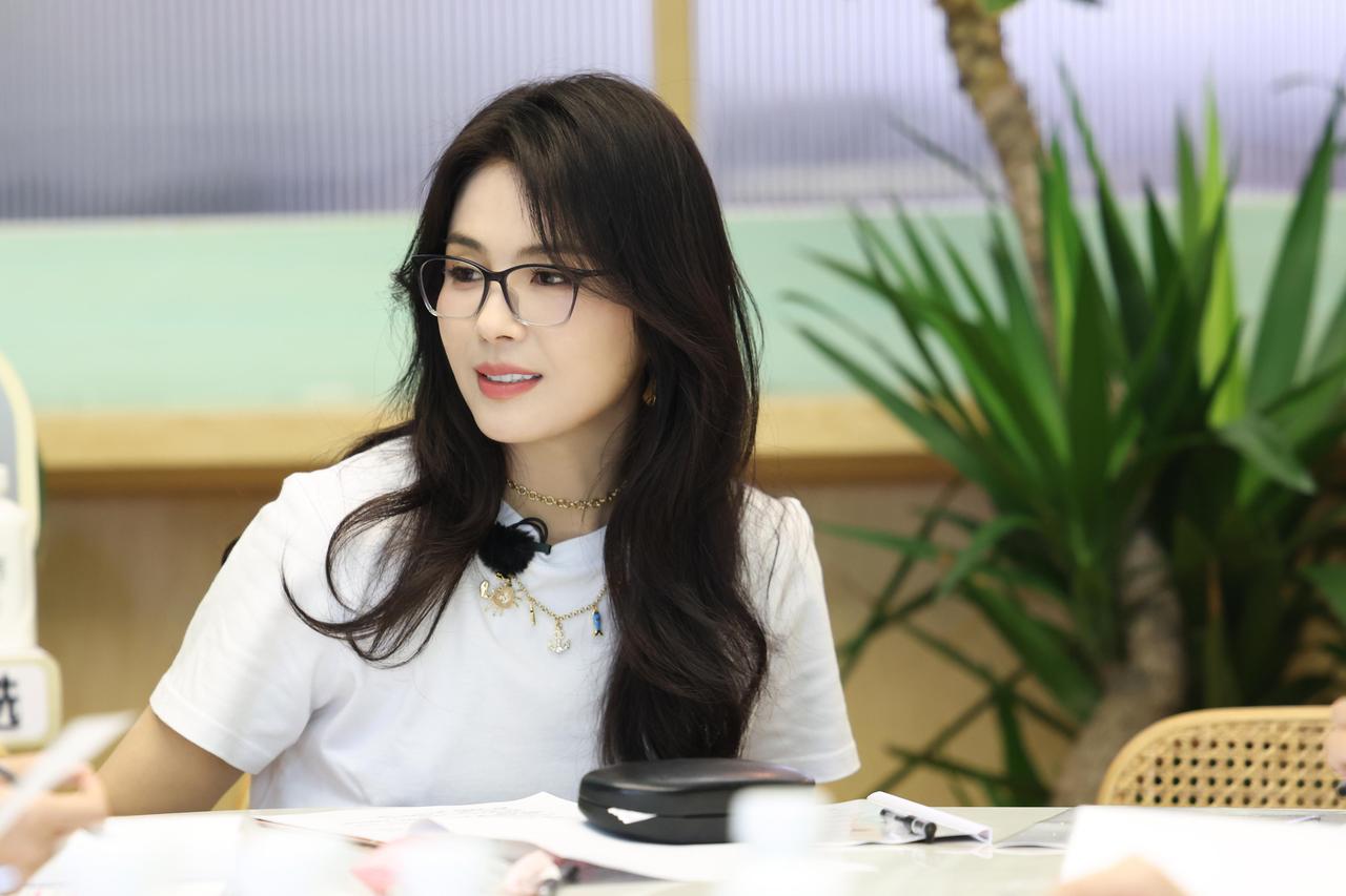 他曾与刘涛同床共枕4年，如今年过六旬依旧未娶，刘涛坦言很愧疚。坐飞机偶遇聊金庸的