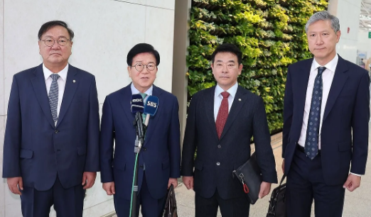 8月26号，韩国总统特使朴炳锡在韩国驻华大使馆会见韩国媒体时表示，如果没有意外情