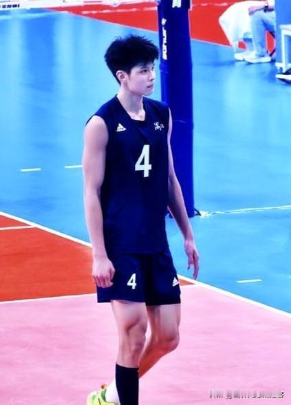 说说这次男排集训的七位主攻人选（发现有四位在省队穿的是4号球衣）四位年轻小将