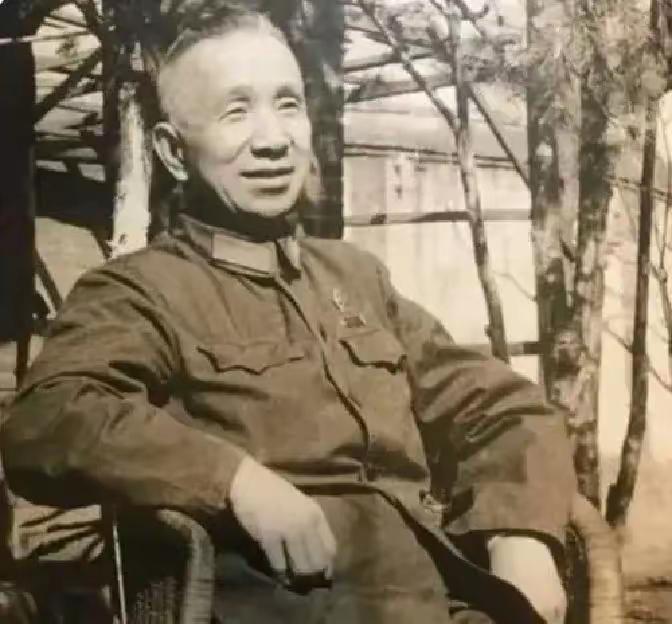 1955年授衔那天，北京的名单传到了台湾；蒋介石戴上花镜，一行行看，心里像是找什